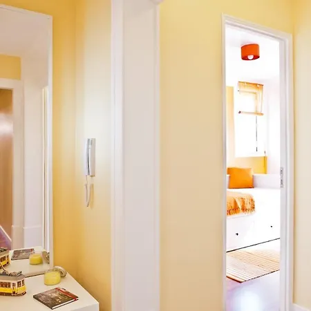 Tram 28 With Perfect View Over Alfama * ליסבון